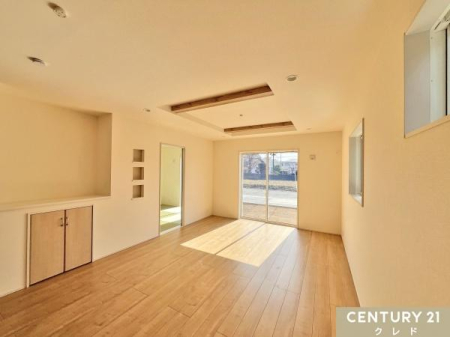 ���r���O �yLDK18���z
�J�������ӂ��18����LDK�́A�Ƒ���F�l�Ƃ̑f�G�ȂЂƂƂ������o���܂��B�܂�グ�V����g�p�����؍ނ̑f�ފ����������Ԃ͎����̃X�^�C���ɍ��킹�����ʂȃ��C�A�E�g���\�ł��B