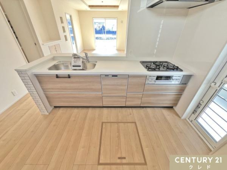 �L�b�`�� �J�����̂���Ζʎ��L�b�`���͉Ƒ��Ɏ�n���ŗ�����H�����n���܂��B
�R�~���j�P�[�V�������Ƃ�Ȃ���X���[�Y�Ȕz�V���Еt�����ł��܂��B