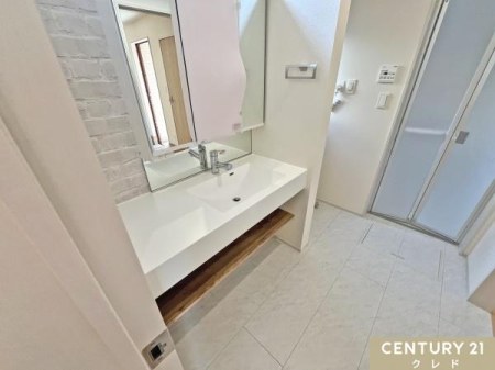 ���ʑ�E���ʏ� �J�E���^�[�������L�����ʉ��ϑ�́A�Ƒ��S���������Ɏg�p�ł��܂��B
�L�x�Ȏ��[�X�y�[�X�ŉ��ϕi����p�i���X�b�L�������ł��A�g���₷��������B���̖Z�������Ԃł��X�g���X�Ȃ��A���K�ɏ������ł��܂��B