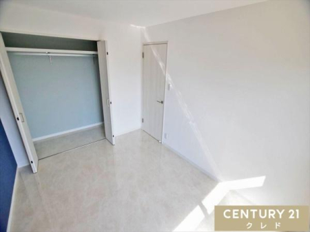 �Q�� �y�m��6���z
�ǖʂɂ͑�e�ʂ̃N���[�[�b�g������Ă���A�ߗނ�ו�������������[�\�B
���C�ɓ���̉Ƌ�f����A�������ꂽ�v���C�x�[�g��Ԃł��B