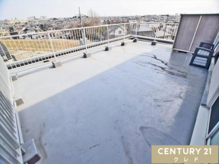 �o���R�j�[ �z���������Ղ�Ǝ�荞�߂�A�z����ǍD�Ȗ�40���Ă̑�^�o���R�j�[�B
�K�[�f�j���O���y���񂾂�A�e�[�u���Z�b�g��u���Đ�̉��ŐH����������ƁA�A�E�g�h�A���r���O�Ƃ��Ă��劈��B