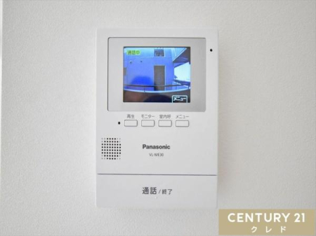 ���̑� �yTV���j�^�[�t���C���^�[�t�H���z  
���K�҂̎p�������̃��j�^�[�Ŋm�F�ł�����S�̐ݔ��B  
�Z�[���X�Ȃǂ̑Ή����T�������Ƃ���A���q�l�̂�����Ԏ��ɂ��S�����@�\�ł��B