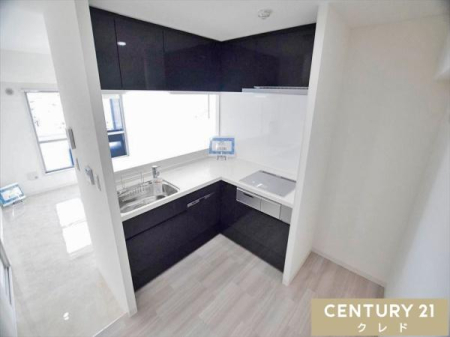 �L�b�`�� ��Ɠ������Z���A�����悭���������ł���L���^�L�b�`���B�㉺�ɂ����Ղ�̎��[������A�H��⒲�������X�b�L�����[���邱�Ƃ��ł��܂��B