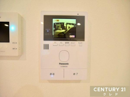 ���̑� �yTV���j�^�[�t���C���^�[�t�H���z  
���K�҂̎p�������̃��j�^�[�Ŋm�F�ł�����S�̐ݔ��B  
�Z�[���X�Ȃǂ̑Ή����T�������Ƃ���A���q�l�̂�����Ԏ��ɂ��S�����@�\�ł��B