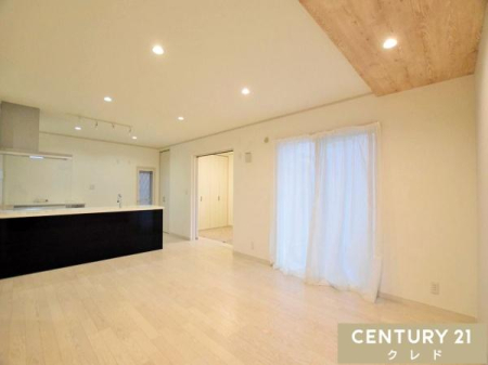 ���r���O �yLDK16.75���z
16.75����LDK�́A�傫�ȑ����玩�R���������Ղ����J���I�ȋ�ԁB
���D���ȃC���e���A�Ɉ͂܂ꂽ�Z��ԂŖ�����Ȃ���Ƒ��Ƃ̎��Ԃ���ނ��Ƃ��ł��܂��B