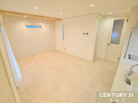 ���r���O �yLDK16.75���z
������Ƃ�����ԂɁA�����K���̃A�N�Z���g�N���X�ƓV��̖ؖڂ��f���邨������LDK�B�_�E�����C�g�̏_�炩�Ȍ����A�������ꂽ���͋C�����o���܂��B