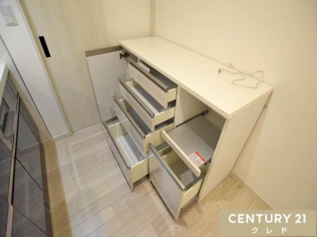 �L�b�`�� �L�b�`���w�ʂɂ͎��[�����Ղ�ȃJ�b�v�{�[�h�t���B���ъ�Ȃǂ�u����X���C�h�I���e�ʂ̈����o�����[�ŁA�L�b�`�������������ۂĂ܂��B