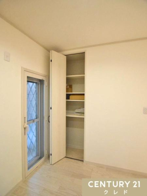 �L�b�`�� �L�b�`���ɂ͏������݂��A�S�~�o���⊷�C���X���[�Y�ɍs���܂��B
�אڂ�����[�́A�H�i������̃X�g�b�N�ɕ֗��ȃp���g���[�Ƃ��đ劈��B�U�炩�肪���ȃL�b�`��������X�b�L���ƕЕt�����܂��B