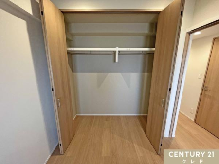 ���[ �e�����Ɏ��[��݂��Ă��܂��B
�R�[�g��㒅���T�b�Ƃ�������n���K�[�p�C�v�t���ł��o�����O�̐g�x�x��A���̕Еt�����X���[�Y�ɂ��܂��B