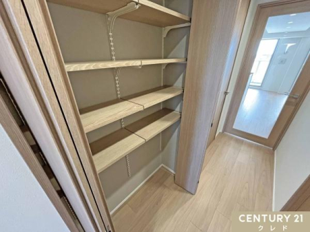 ���[ �L���ɐ݂���ꂽ��e�ʂ̎��[�X�y�[�X�B
���������ł�����I������A���p�i�E�|���p��E�X�g�b�N�i�ȂǕ��L�����[�\