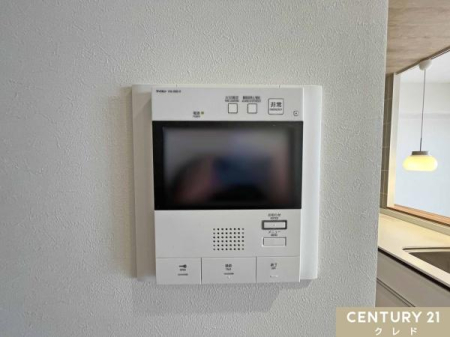 ���̑� �y���j�^�[�t���C���^�[�z���z
�����ɂ��Ȃ��痈�K�҂̊���m�F�ł���A���j�^�[�t���C���^�[�z���B
�ʘb�E�����������^�b�`�ő���ł��A�I�[�g���b�N�ƘA�������Z�L�����e�B�̐��B