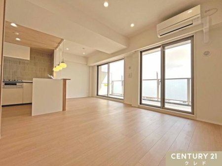 ���r���O �yLDK15���z
�Ƒ������R�ƏW�܂�LDK�B�G�A�R�����ݒu����Ă��܂��B
�_�E�����C�g�Ƒ傫�ȑ������ݏo�����邭�������̂����Ԃ́A���X�̔����₳�����ق����Ă���܂��B