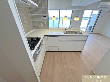 �L�b�`�� �y���_���g���C�g������ΖʃL�b�`���ŗ��������Ȃ���A���r���O�ŉ߂����Ƒ��������܂��B
�w�ʂ̔�������ʎ��E�����ƂȂ���A�X���[�Y�ȉƎ��������m�ہB