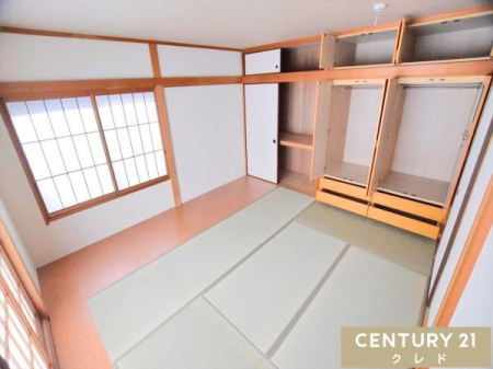 �Q�� �y2�K�a���z
��q�z���ɂ��炩�Ȍ����������ށA���邢2�K�a���B�ǖʂɂ͑�e�ʂ̎��[������A���z�c�͂������A�n���K�[�p�C�v�t���ňߗނ�����������[�ł��܂��B