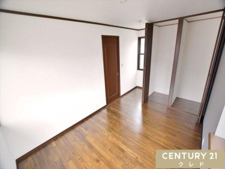 �Q�� �y�����m���z
�؂̉������������t���[�����O��������������Ԃ����o�B��e�ʂ̃N���[�[�b�g�t���ŁA����������������ƕۂĂ܂��B