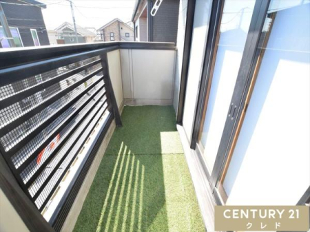 �o���R�j�[ ������ŗz������ǍD�ȃo���R�j�[�ł��B���ɂ͐l�H�ł��~����Ă���A���邭�u�₩�ȋ�ԂɂȂ��Ă��܂��B������Ƃ����K�[�f�j���O�X�y�[�X�⃊�t���b�V���̏�Ƃ��Ă����p�ł������ł��ˁB