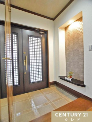 ���� �d�����̂�������J����ƁA��Ƃ肠�錺�փX�y�[�X�����o�}���B�ǖʂɂ̓_�E�����C�g�t���̃j�b�`������A���Ԃ⏬���������ċG�ߊ��̂���؂₩�Ȍ��ւ����o�ł��܂��B