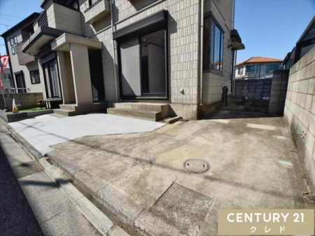 ���ԏ� �~�n����2�䒓�ԉ\�ȃJ�[�X�y�[�X���m�ۂ��Ă���A���Ԃ��������̕��ɂ����S�B�ʋ΂⑗��}���A���������ȂǁA�Ԃł̈ړ������₷���A���X�̕�炵�ɂ�Ƃ�������炵�܂��B