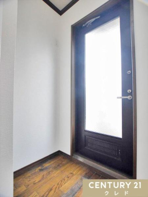 �L�b�`�� �L�b�`���ɂ́A���邢������荞�ރK���X���t���̏�����������B����֒��ڏo����ł���̂ŁA�S�~�o���₿����Ƃ������������A��ȂǁA�Ǝ��������X���[�Y�ł��B