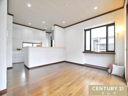 ���r���O �yLDK�z
�����K���̃A�N�Z���g�N���X���������ȑΖʎ��L�b�`�����̗p�������r���O�B�y�����H���Ɖ�b���n�܂�ꏊ���؂ɂ����f�G�ȏꏊ�ƂȂ��Ă��܂��B