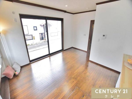 ���r���O �yLDK�z
�쑤�ɊJ������݂������r���O�́A���邢���������Ղ�Ɠ��鋏�S�n�̗ǂ���ԁB���Ƒ��݂�Ȃ����R�̂ŐS�n�ǂ��߂������Ƃ��ł��܂��B