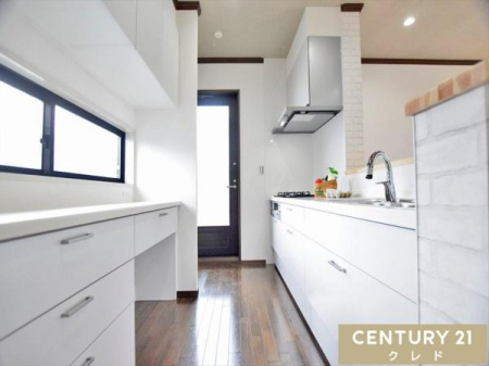 �L�b�`�� �L�b�`���͑�l2�l������ł���Ƃ�̂���L���ŁA�����̉Ǝ��̎��Ԃ����K�ɁB
���q���܂́u����Ă݂����I�v�ɂ��A�Ί�ŉ��������Ȃ��Ԃł��B