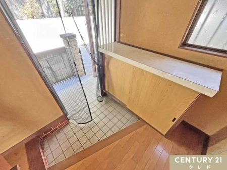 ���� ���ւɂ̓V���[�Y�{�b�N�X�������A��������Ƃ������[���\�ł��B
�̌�����݂��Ă���A�����͎��R���Ŗ��邭�}���Ă���܂��B