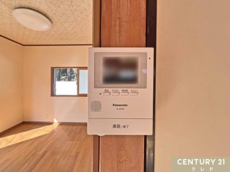 ���̑� �yTV���j�^�[�t���C���^�[�z���z
���ւ��J����O�ɉf���E�����ő�����m�F�ł��A�h�Ɩʂɔz���B���q�l�̂�����Ԃ�P�g�̕��ɂ��S�����ݔ��ł��B
���r���O���烏���^�b�`�ŉ��΂ł��܂��B