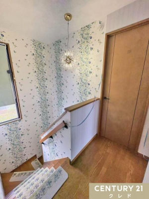 ���̑� �K�i�z�[���ɂ܂ł�����肪��������B
�u�₩�ȃO���[���̃{�^�j�J���ǎ��ƃf�U�C�����̍����Ɩ����A�C���e���A�ւ̂�����肪�������܂��B