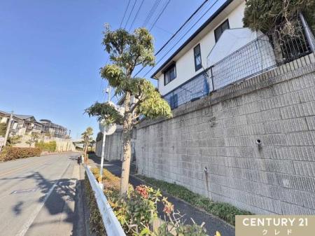 �O�ʓ��H�܂ތ��n�ʐ^ ��i�Ő������X���݂́u������v�B
�O�ʓ��H�͕�������������Ă���A�����Ȃ��q�l�����邲�ƒ�ł����S�B
�X�[�p�[�k��11���Ŕ��������֗��I