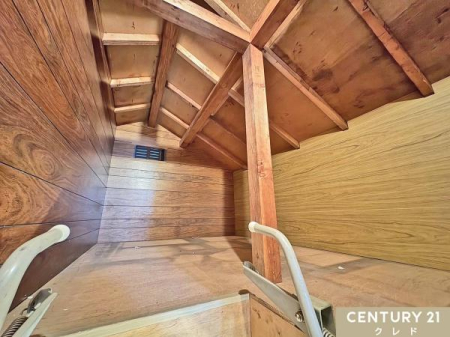 ���[ �y�V�䗠���[�z
���C���t���̓V�䗠���[�B
�G�߉Ɠd��A�E�g�h�A�p�i�ȂǕ��i�g��Ȃ��ו���V�䗠�Ɏ��[���邱�ƂŁA�������ő���ɍL�����p�\�I