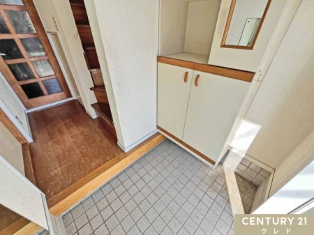 ���� ���ւɂ͎��[�͂̂���V���[�Y�{�b�N�X�I���ł��C�����悭���q�l�����}���ł��܂��B
�J�E���^�[��ɂ͋����ݒu����Ă���A���o�����O�̐g�����Ȃ݃`�F�b�N�ɕ֗��ł��B