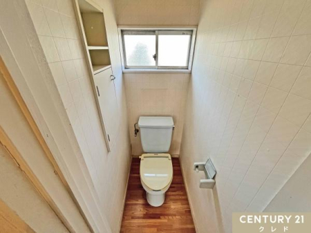 �g�C�� �y2�K�g�C���z
2�K�ɂ��g�C����݂��Ă���̂Ő����������X���[�Y�ɂȂ�܂��B���̖Z�������ԑт�2�����̃g�C���𗘗p�ł��邱�Ƃŏo�΂�o�Z�O�̎��Ԃɗ]�T�����܂�܂��B