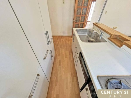 �L�b�`�� �L�b�`�����琅��肪�߂����������ŉƎ�����UP�I
�L�b�`���w�ʂɂ͎��[������A���C�ɓ���̂��M�A�����Ɠd�ȂǃX�b�L���ƃL���C�Ɏ��[�ł��܂��B