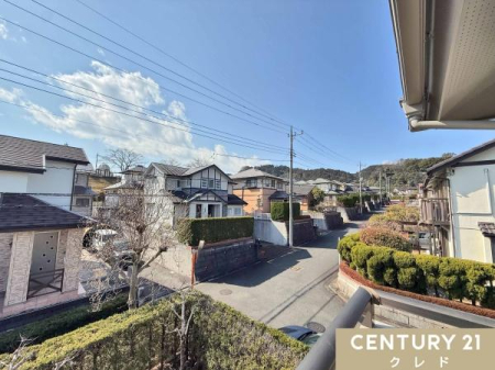 �Z�˂���̒��]�ʐ^ �o���R�j�[����L����A�R���݂Ɛ��]�ފJ���I�Ȓ��]�B
�����������Z��X�̌i�F���A����ɖL������Y���܂��B