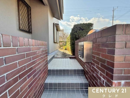 ���̑� �yTV���j�^�[�t���C���^�[�z���z
���ւ��J����O�ɉf���E�����ő�����m�F�ł��A�h�Ɩʂɔz���B���q�l�̂�����Ԃ�P�g�̕��ɂ��S�����ݔ��ł��B
���r���O���烏���^�b�`�ŉ��΂ł��܂��B