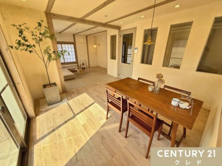 ���r���O �yLDK13.2���z
�����̋�ԓ��m���Ȃ��f�U�C��������ۓI�ȃ��r���O�_�C�j���O�B
�傫�ȑ�����z���������Ղ�ƍ������݁A�S�n�ǂ��߂����܂��B