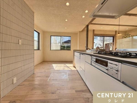 �L�b�`�� �X�^�C���b�V���ȃ^�C���ǂ���ۓI�ȃL�b�`���X�y�[�X�B
�J�b�v�{�[�h��①�ɂ�u���Ă�����Ⴂ�₷���A���v�w�ł̒������X���[�Y�ł��B