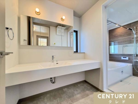 ���ʑ�E���ʏ� ���C�h�Ȉ�̌^���ʃJ�E���^�[�Ƒ�^�~���[��������A���������ӂ����ʎ��B
���̗��ɂ͂����Ղ�̎��[�t���B
��������������ƌ�����A�t���[�g�^�C�v�ł��B