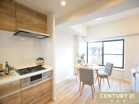 �L�b�`�� �V�K�����ς݂̃V�X�e���L�b�`���́A�������̕��͋C�ɍ��킹�������݂̂���ؖڒ��f�U�C���BLDK�ƈ�̂ɂȂ�����ԂŁA�������������Ƒ��Ƃ̉�b���e�݂܂��B