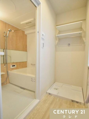 ���� ����@�u����̏㕔�ɂ́A��܂�^�I���̎��[�ɕ֗��Ȏ��[�I��ݒu�B
�����ɂ͗������C�g�[�����@�ƃ����h���[�p�C�v������A�J�̓���ԕ��̋G�߂̂���������S�ł��B