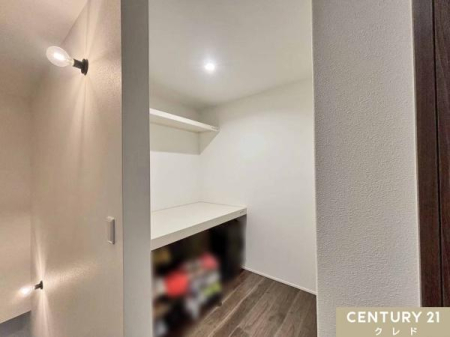 ���[ �y�t�@�~���[�N���[�[�b�g�z
1�K��2�K�ɉƑ��S���̈ߗނ�o�b�O�A�X�b�Ƃ��i�Ȃǂ��܂Ƃ߂Ď��[�ł���t�@�~���[�N���[�[�b�g������܂��B
�����̐���������������K�ɐ����܂��B