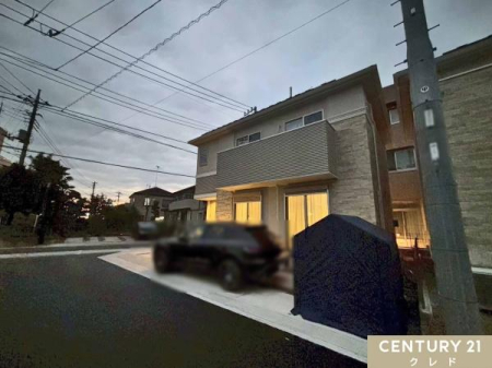 �O�ʓ��H�܂ތ��n�ʐ^ �傫�ȑ����炱�ڂ�鉷���Ȍ����A�[��ꎞ�ɂ͂ЂƂ����ۓI�ł��B
�X�g�[�����^�C���Ɖ����C���̃T�C�f�B���O��g�ݍ��킹���������ꂽ�f�U�C���B