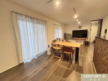 ���r���O �yLDK17���z
�~�ł���������|�J�|�J���K�ȏ��g�[�t���ŁA�Ƒ��݂�Ȃ��������Ƃ��낰���Ԃł��B
�傫�ȑ|���o��������͎��R���������Ղ荷�����݂܂��B