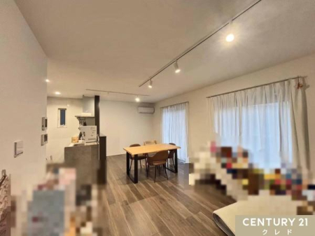 ���r���O �yLDK17���z
���[���Ɩ����������ȕ��͋C�����o���A�L�X�Ƃ����X�y�[�X�ɂ̓_�C�j���O�Z�b�g��u���Ă��܂��]�T�̂���J�������������܂��B