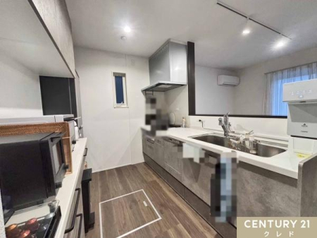 �L�b�`�� ���_���Ő������ꂽ�f�U�C���̏㎿�ȃL�b�`���B
���r���O�ƂȂ���ΖʃX�^�C���ŁA���������Ƒ��Ɖ�b�����₷���݌v�B
�������H��@�t���ŁA�Z���������̌�Еt�������N���N�I