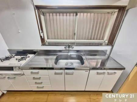 �L�b�`�� �����ɏW���ł���Ǖt���^�C�v�̃L�b�`���ł��B
�V���N��ɂ͑�������A���R���ł̍̂荞�݂Ɗ��C���\�A�茳�܂Ŗ��邭�Ƃ炵�܂��B