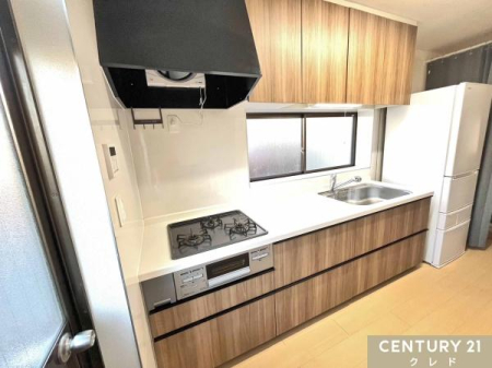 �L�b�`�� ���C�ɕ֗��ȏ����A�L�x�Ȏ��[�Ȃǃf�U�C�����Ƌ@�\���𗼗��������V�X�e���L�b�`���B
��Ƃ肠�郏�[�N�g�b�v�ŉ��K�ɉƎ����s���܂��ˁI