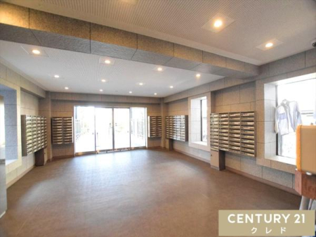 �G���g�����X �J�������ӂ��L�X�Ƃ����G���g�����X�z�[���B�㎿�ȐΒ���̕ǂƃ_�E�����C�g���������������͋C�����o���A�����̋A��Ԃ��y���݂ɂȂ鋤�p��Ԃł��B