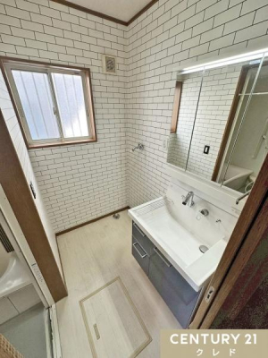 ���ʑ�E���ʏ� �������E�f�U�C����������������^�C�����̃A�N�Z���g�N���X����ۓI�Ȑ��ʎ����B
�������ɂ͐���@��u�������ł���A�g���₷���Ǝ������ł��B